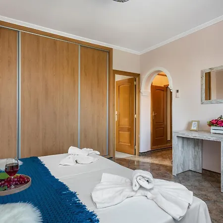 Fina - Plusholidays * Calpe