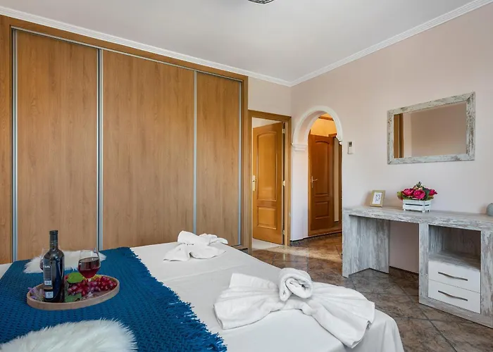 Fina - Plusholidays * Calpe