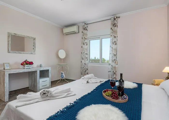 Fina - Plusholidays Calpe